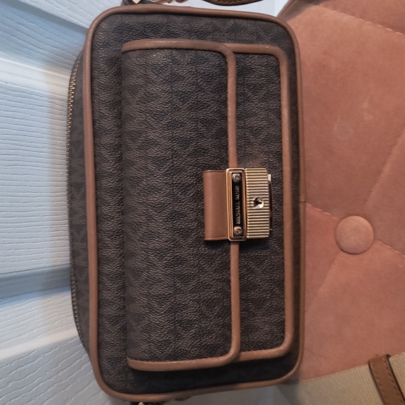 Michael Kors Bradshaw Signature Camera Crossbody Bag - Picture 4 of 12